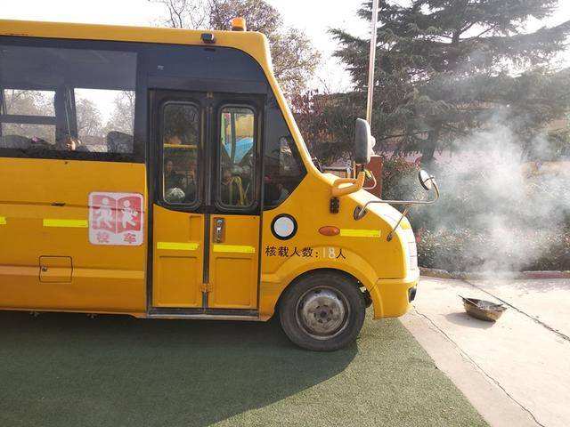 河曲縣教育系統(tǒng)開展校車消防安全培訓(xùn)暨校車應(yīng)急演練活動