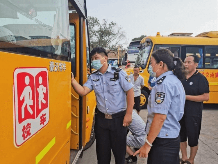 山東菏澤鄆城：交警上門(mén)為“校車(chē)”體檢
