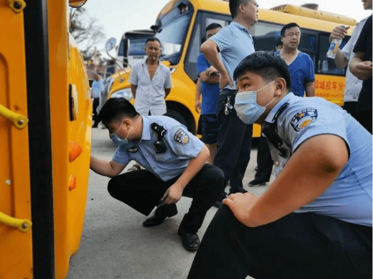 山東菏澤鄆城：交警上門(mén)為“校車(chē)”體檢