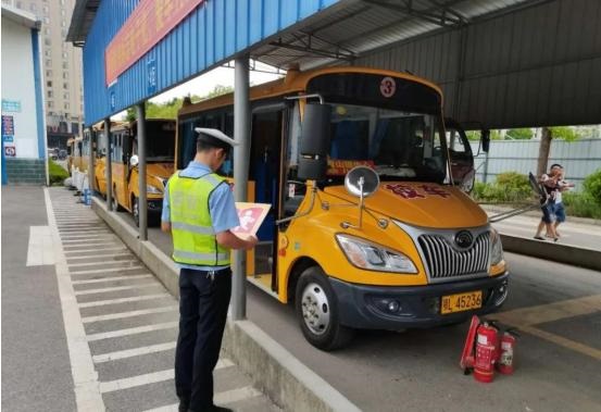 湖北崇陽：秋季開學(xué)在即，交警開展校車安全大檢查