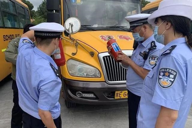 開學在即 大慶交警開展校車安全檢查確?！盁o病上崗”