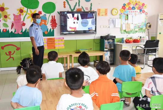 幼兒安全無(wú)小事，臨沂交警走進(jìn)幼兒園開展校車交通事故應(yīng)急演練