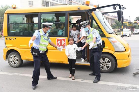 幼兒安全無(wú)小事，臨沂交警走進(jìn)幼兒園開展校車交通事故應(yīng)急演練
