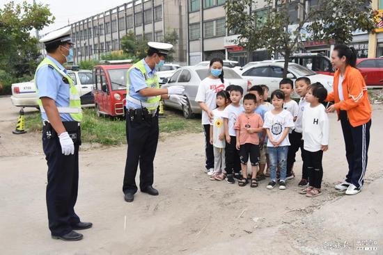 幼兒安全無(wú)小事，臨沂交警走進(jìn)幼兒園開展校車交通事故應(yīng)急演練