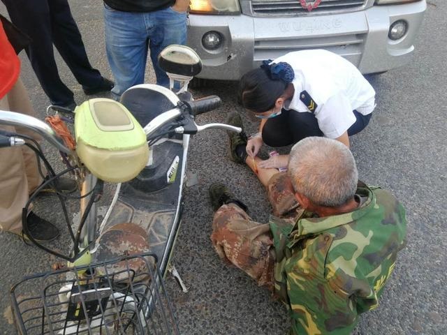 路遇六旬老人受傷，校車員工毫不猶豫上前救助