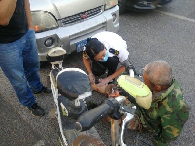 路遇六旬老人受傷，校車員工毫不猶豫上前救助