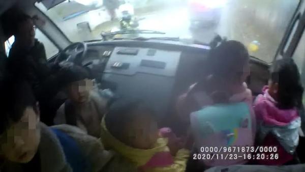 【學(xué)校抱有僥幸心理】武陟“黑校車”超員60%，駕駛員、校長被雙雙追刑責(zé)！