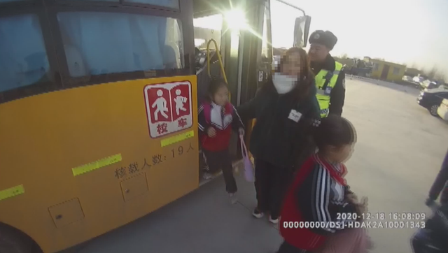 邯鄲：校車“兜圈”原來是違法超員 司機、校長均被刑事拘留