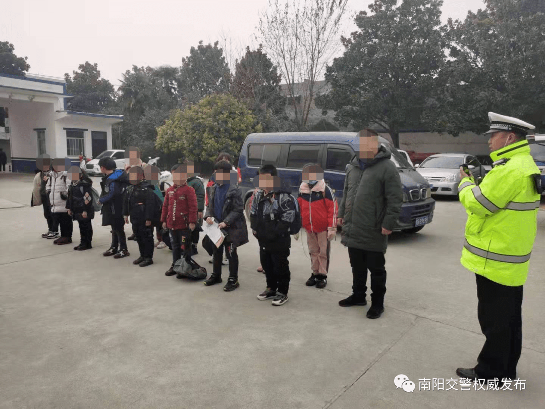 南陽一黑校車核載7人實載16人 被交警拿下！