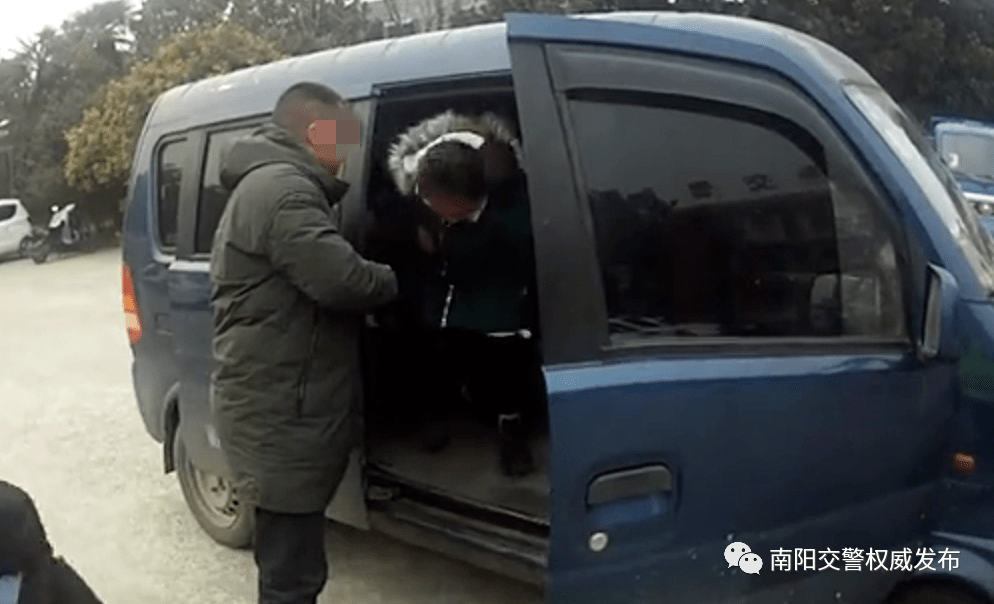 南陽一黑校車核載7人實載16人 被交警拿下！