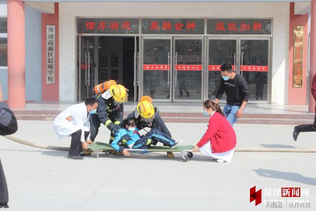 晨曦學(xué)校舉辦校車(chē)安全知識(shí)講座暨校車(chē)安全演練活動(dòng)