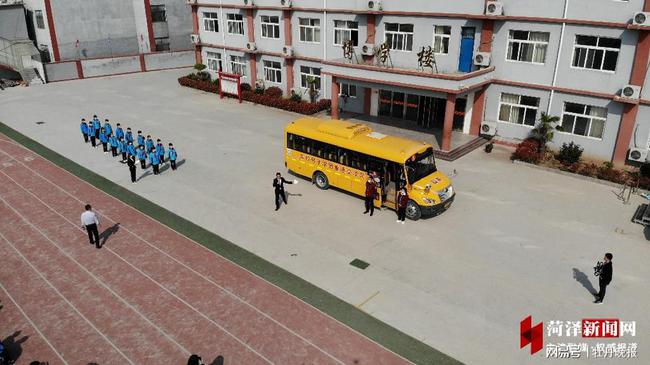 晨曦學(xué)校舉辦校車(chē)安全知識(shí)講座暨校車(chē)安全演練活動(dòng)