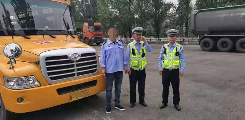 懷仁某公司校車違規(guī)跨區(qū)域接送學生被原平交警查獲