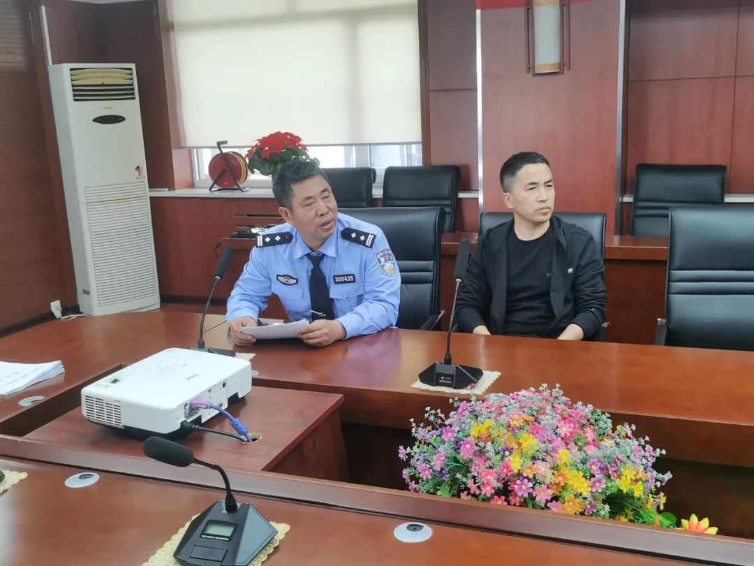 四平交管支隊鐵東大隊聯(lián)合鐵東教育局組織校車負責(zé)人、駕駛?cè)碎_展交通安全集中培訓(xùn)活動