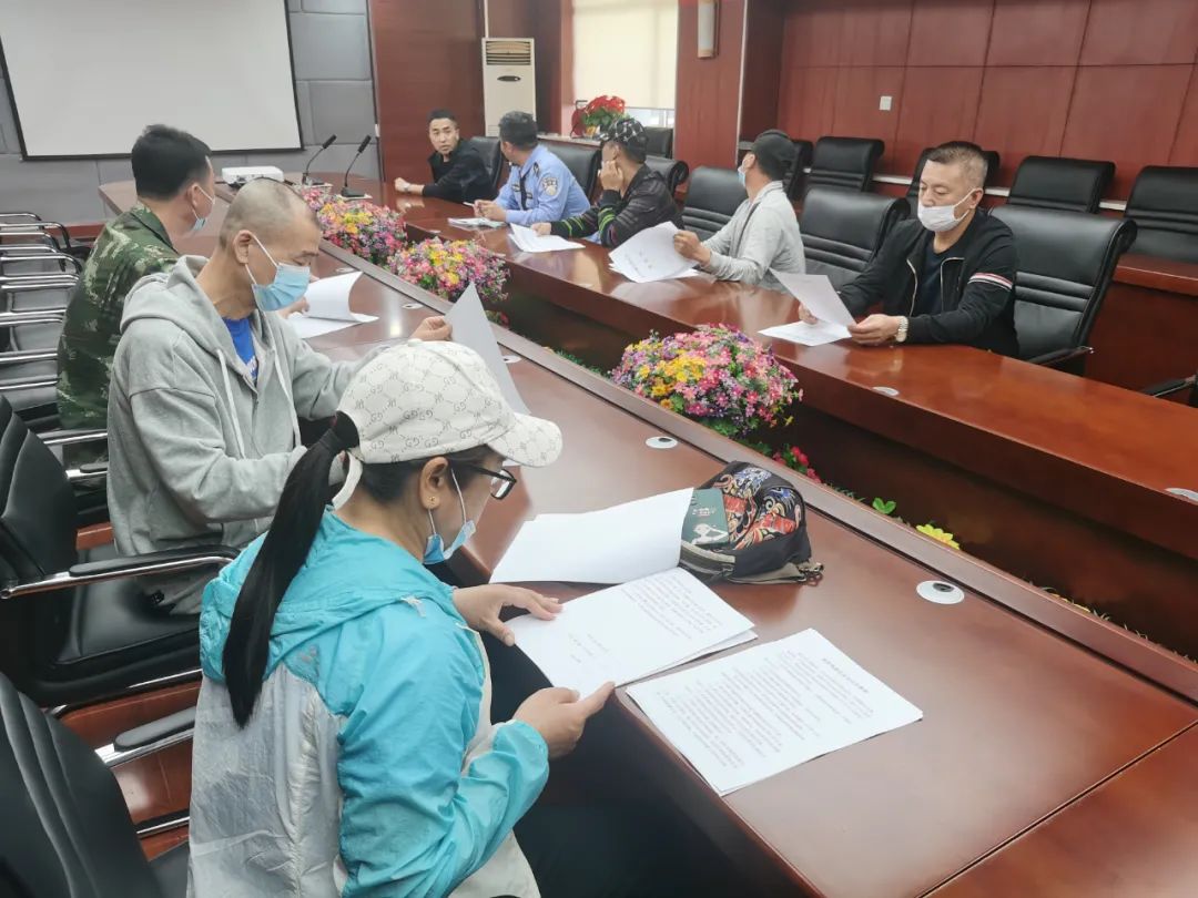 四平交管支隊鐵東大隊聯(lián)合鐵東教育局組織校車負責(zé)人、駕駛?cè)碎_展交通安全集中培訓(xùn)活動