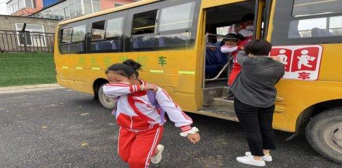 昌圖北山小學校車遇險逃生演練