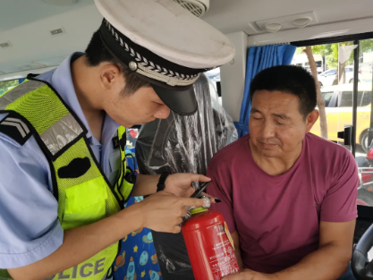 南城公安交警開展校車安全大檢查，筑牢安全防線