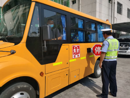 南城公安交警開展校車安全大檢查，筑牢安全防線