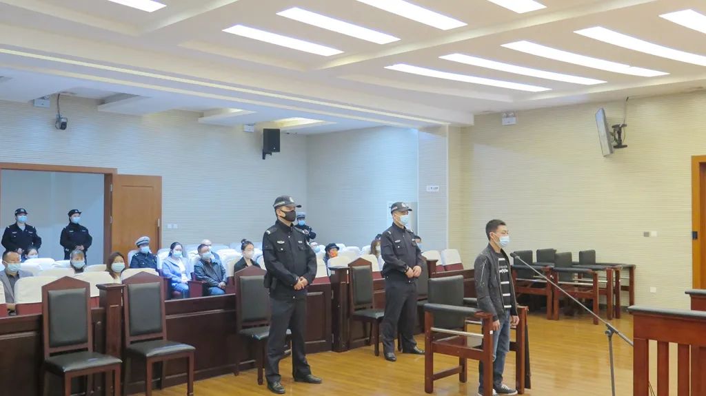【感受公平正義】“黑校車”非法運營還超載13人，法院判了！