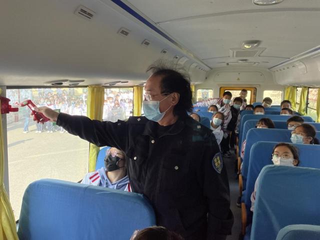 校車安全伴我行！青島三十七中開展校車安全應(yīng)急疏散演練