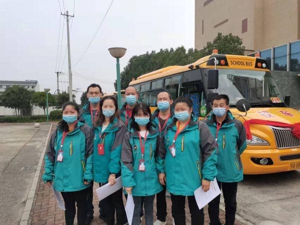 老區孩子不再擠“面的”上下學了，江夏山坡街偏遠村灣開來了“大鼻子”校車