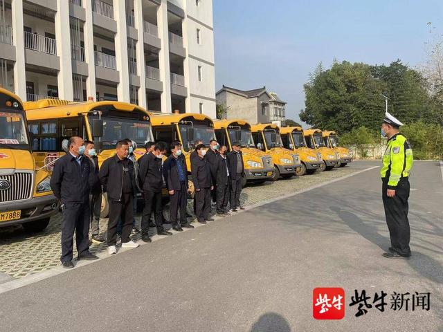消除隱患確保學(xué)生出行安全，警方全面開(kāi)展校車(chē)大檢查