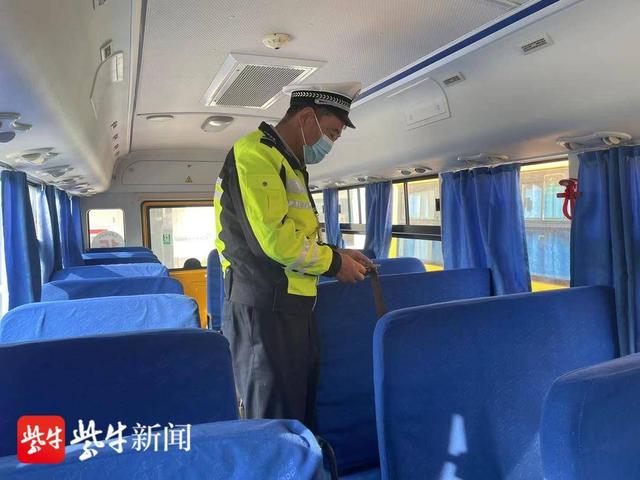 消除隱患確保學(xué)生出行安全，警方全面開(kāi)展校車(chē)大檢查