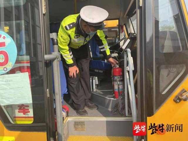 消除隱患確保學(xué)生出行安全，警方全面開(kāi)展校車(chē)大檢查