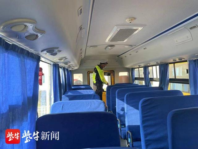 消除隱患確保學(xué)生出行安全，警方全面開(kāi)展校車(chē)大檢查