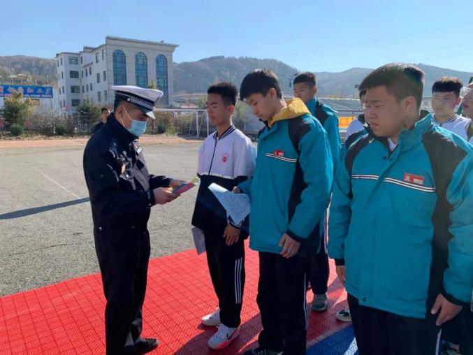 【奮斗百年路 啟航新征程】撫松交警入冬前為校車(chē)“體檢”確保學(xué)生交通安全