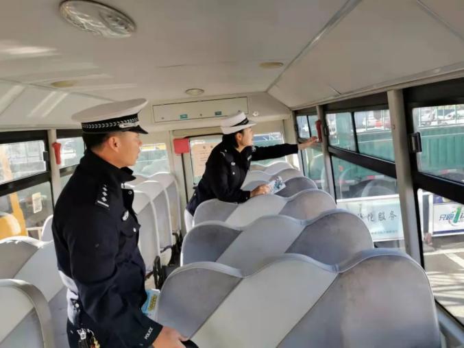 【奮斗百年路 啟航新征程】撫松交警入冬前為校車(chē)“體檢”確保學(xué)生交通安全