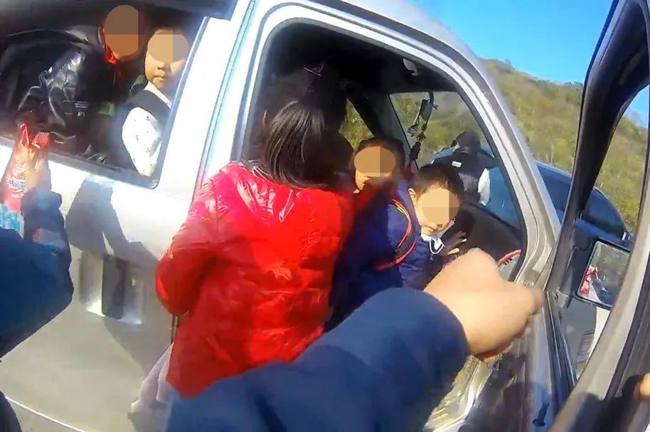 又見黑校車！小小面包車“塞”進25人……