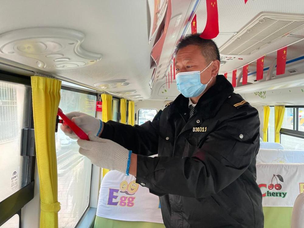開“大鼻子”校車7年，他安全接送孩子20萬人次