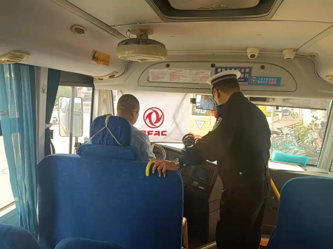 嚴(yán)把校車安全關(guān)！金平交警開展校車安全檢查和校車司機安全宣傳教育