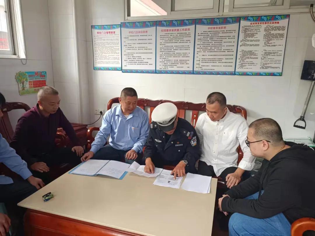 嚴(yán)把校車安全關(guān)！金平交警開展校車安全檢查和校車司機安全宣傳教育