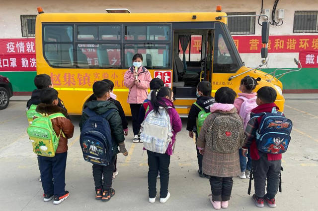鄧州市趙集鎮(zhèn)實驗小學(xué)開展校車安全應(yīng)急逃生演練活動