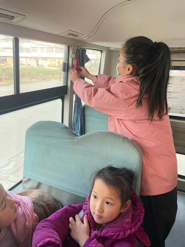 鄧州市趙集鎮(zhèn)實驗小學(xué)開展校車安全應(yīng)急逃生演練活動