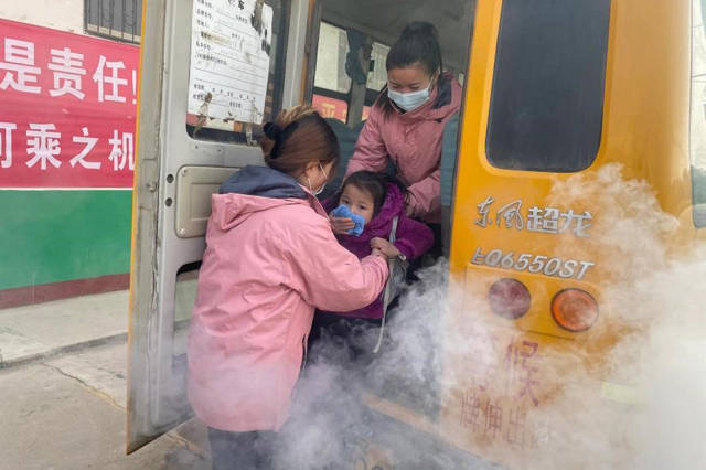 鄧州市趙集鎮(zhèn)實驗小學(xué)開展校車安全應(yīng)急逃生演練活動