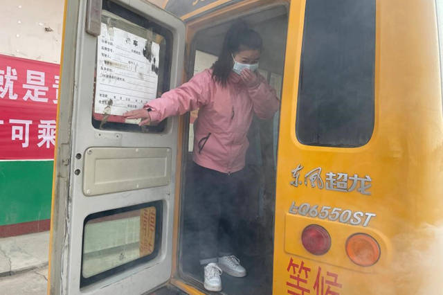 鄧州市趙集鎮(zhèn)實驗小學(xué)開展校車安全應(yīng)急逃生演練活動