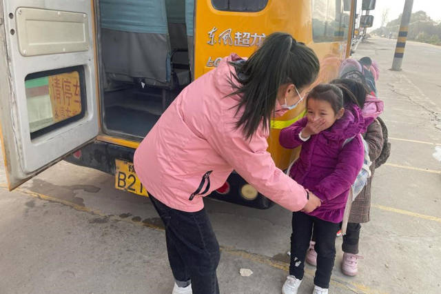 鄧州市趙集鎮(zhèn)實驗小學(xué)開展校車安全應(yīng)急逃生演練活動