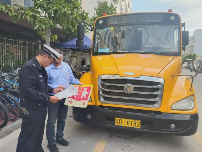 金平交警開展校車安全檢查和校車司機(jī)安全宣傳教育