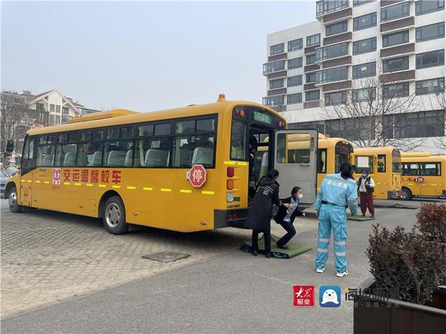 交運(yùn)黃島溫馨校車(chē)“逃生”實(shí)操演練 為學(xué)生校車(chē)安全保駕護(hù)航
