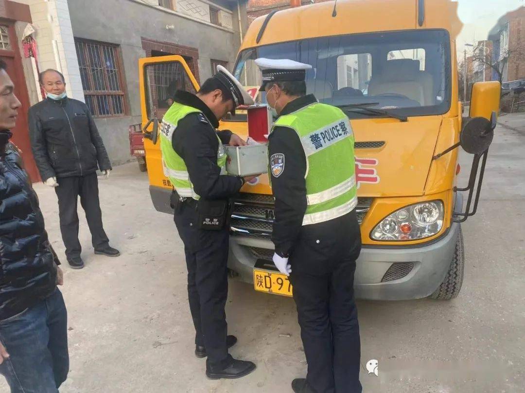 交警大隊(duì)校園中隊(duì)聯(lián)合教育局在豐儀鎮(zhèn)檢查校車(chē)