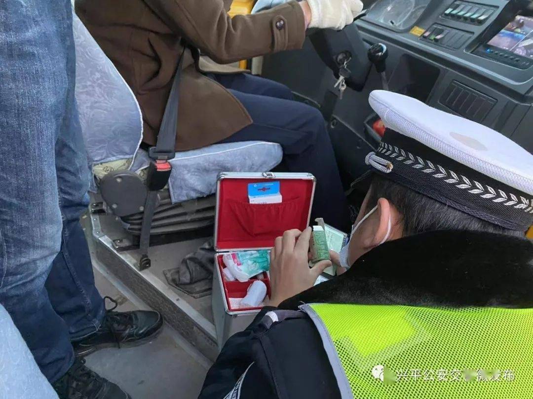 交警大隊(duì)校園中隊(duì)聯(lián)合教育局在豐儀鎮(zhèn)檢查校車(chē)
