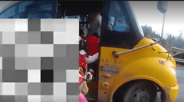廣安一司機膽真大！私家車“變身”校車 逆行超載被嚴懲