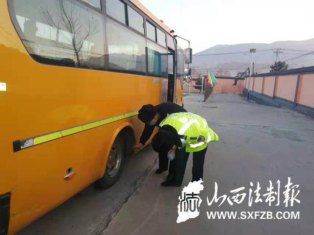 渾源交警進(jìn)農(nóng)村對“一老一小”開展宣傳活動