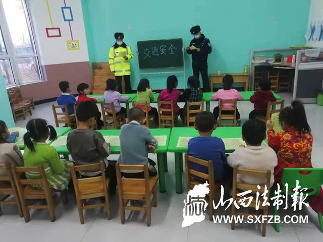 渾源交警進(jìn)農(nóng)村對“一老一小”開展宣傳活動