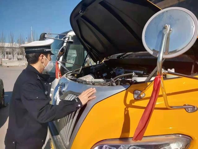 西青交警臨檢校車 為學(xué)生出行加裝“安全鎖”