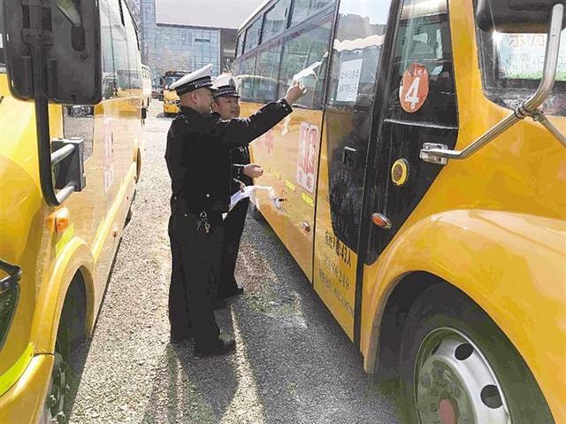 校車(chē)解封迎開(kāi)學(xué)