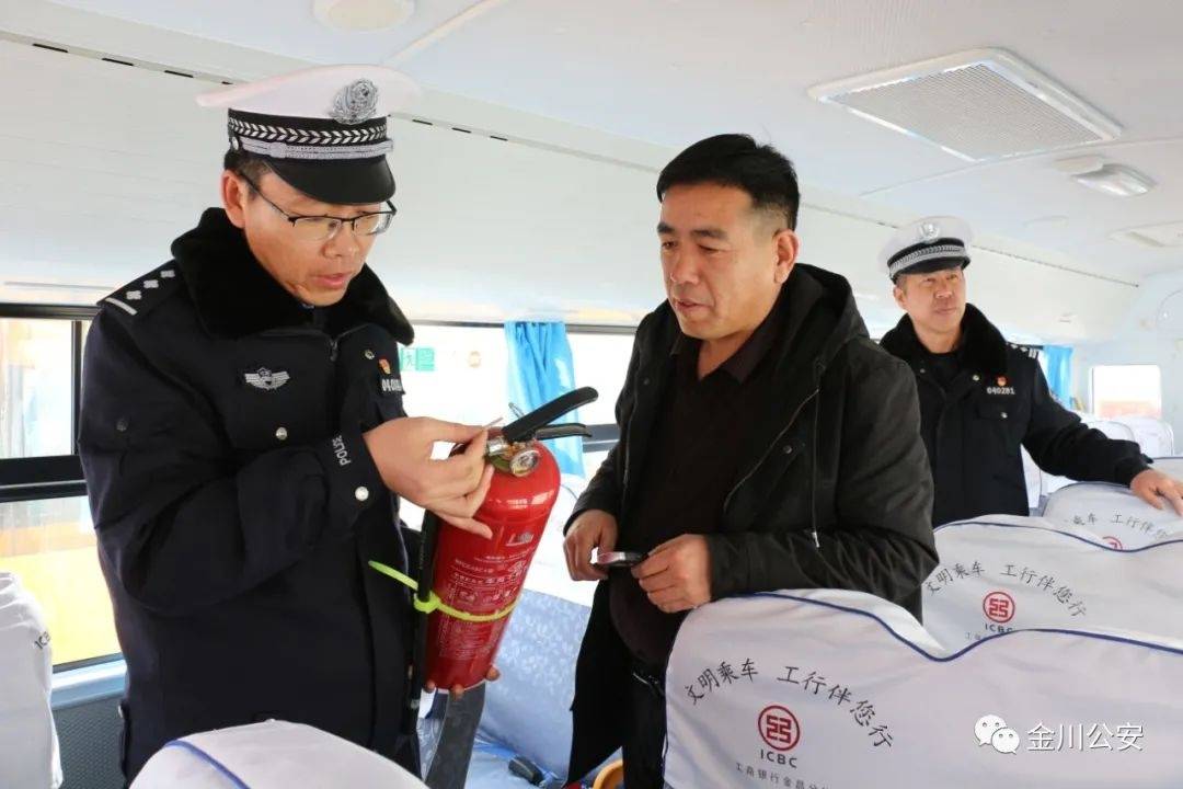開學在即，金昌交警為校車“體檢”